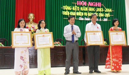  Ông Lý Hoàng Chiêu, Phó Chủ tịch UBND huyện trao Huân chương cho 4 giáo viên được Chủ tịch nước tặng.