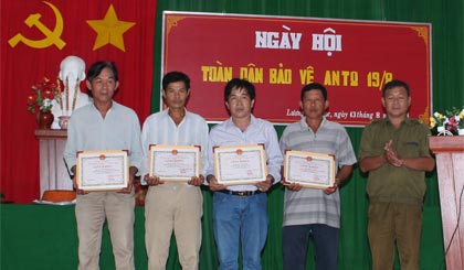 Ông Nguyễn Văn Hai trao giấy khen cho các cá nhân.