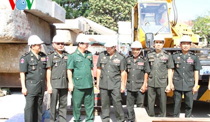 Đại diện Bộ Quốc phòng Việt Nam và Campuchia tham quan công trường xây dựng.