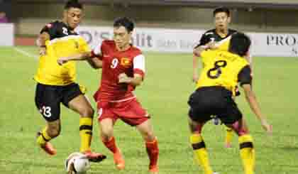 Văn Toàn (áo đỏ) cùng các đồng đội sẽ vào chơi bán kết nếu thắng U21 Campuchia. Ảnh: Đức Nguyễn