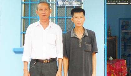Ông Cao Thanh Hoàng (trái) và anh Nguyễn Văn Phước bên “Mái ấm tình thương” vừa hoàn thành.