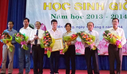 Ông Trần Thanh Đức tặng Bằng khen của UBND tỉnh cho em Nguyễn Trọng Nhân và tặng hoa cho các nhà tài trợ.