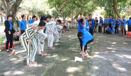 Phạm nhân Trại giam Phước Hòa tham gia trò chơi cùng các cán bộ Đoàn.