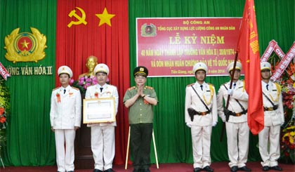 Thừa ủy quyền của Chủ tịch nước, Trung tướng Bùi Quang Bền, Thứ trưởng Bộ Công an  trao Huân chương Bảo vệ Tổ quốc hạng Ba của Chủ tịch nước tặng Trường Văn hóa II.