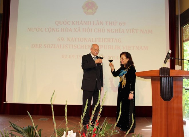 Đại sứ Việt Nam tại Đức Nguyễn Thị Hoàng Anh và ông Clemens von Goetze, đại diện Bộ Ngoại giao Đức, nâng cốc chúc mừng Quốc khánh Việt Nam. Ảnh: Mạnh Hùng/Vietnam+