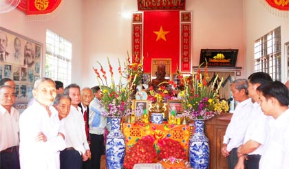 Lãnh đạo xã và người dân xã Tân Phong với những mâm sản vật địa phương dâng cúng Bác tại Nhà thờ Bác Hồ.