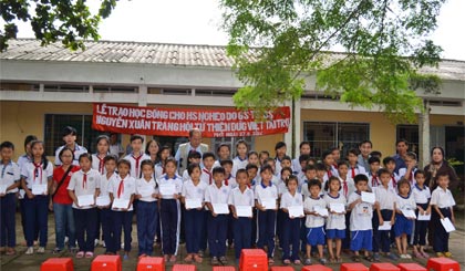 GS-TS-BS Nguyễn Xuân Trang tặng quà cho học sinh Trường Tiểu học Mỹ Hạnh Trung.