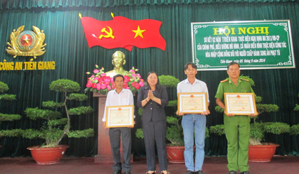 Bà Trần Kim Mai Phó Chủ tịch Thường trực UBND tỉnh tặng bằng khen cho các tập thể có thành tích cao trong thực hiện Nghị định 80.