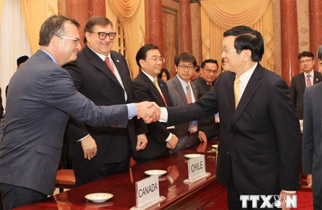 Chủ tịch nước Trương Tấn Sang tiếp các Trưởng đoàn dự Hội nghị APEC lần thứ 6. (Ảnh: Nguyễn Khang/TTXVN)