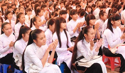  Quang cảnh lễ khai giảng năm học mới tại Trường THPT Dưỡng Điềm.