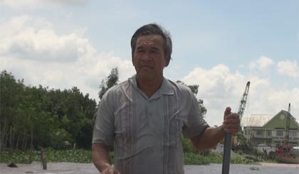 Anh  Nguyễn Văn Mum  trên phương tiện  kéo cá thuê  thường ngày.