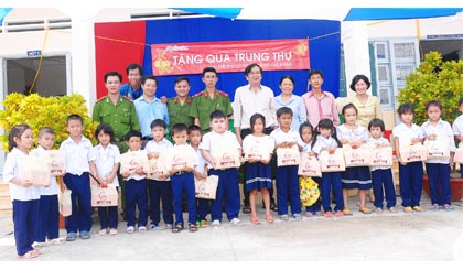 Đoàn phát quà chụp ảnh lưu niệm với các em Trường Tiểu học Bình Đông.
