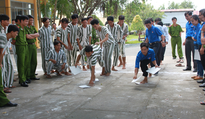 Phạm nhân tại trại giam Mỹ Phước nhiệt tình tham gia trò chơi cùng các bạn đoàn viên thanh niên Tân Phước