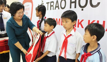 Bà Trần Thị Quý Mão, Phó Giám đốc Sở GD-ĐT trao học bổng cho các em.