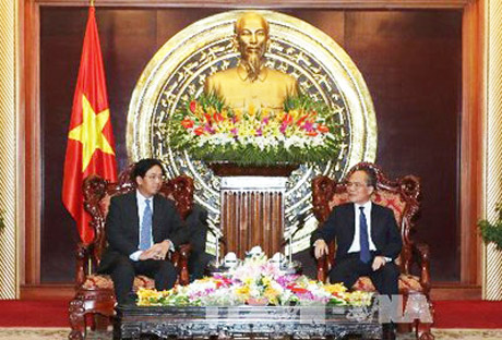 Chủ tịch Quốc hội Nguyễn Sinh Hùng và Đại sứ Trung Quốc Hồng Tiểu Dũng.