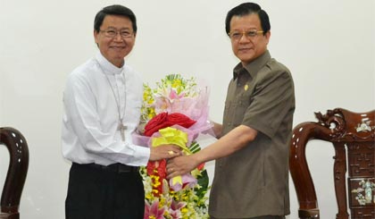 Phó Bí thư Tỉnh ủy Lê Hồng Quang tặng  hoa chúc mừng tân Giám mục Giáo phận Mỹ Tho Nguyễn Văn Khảm.
