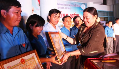 Bà Trần Kim Mai, Phó Chủ tịch Thường trực UBND tỉnh trao Bằng khen cho các tập thể và cá nhân.