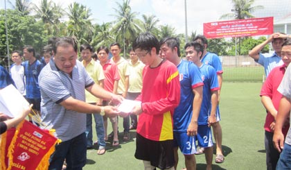 Ông Nguyễn Sỹ Hùng, Phó Giám đốc Đài PT-TH Tiền Giang trao giải Nhất, Nhì, Ba cho các đội bóng.