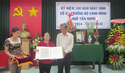 Tiến sỹ Ngô Kiều Nhi, con gái đấu cố Bộ trưởng Ngô Tấn Nhơn tặng bộ sưu tập ảnh cho Bảo tàng Tiền Giang