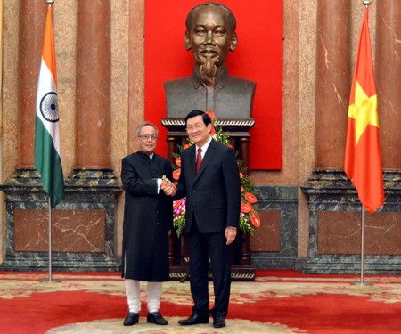 Chủ tịch nước Trương Tấn Sang nhiệt liệt chào mừng Tổng thống Ấn Độ sang thăm  Việt Nam. Ảnh: VGP/Nhật Bắc
