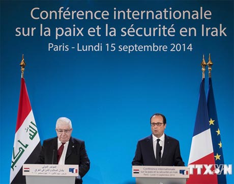 Tổng thống Pháp Francois Hollande ( phải) và người đồng cấp Iraq Fuad Masum (trái) tại Hội nghị quốc tế về chống IS ở Paris ngày 15/9. Ảnh: AFP/TTXVN