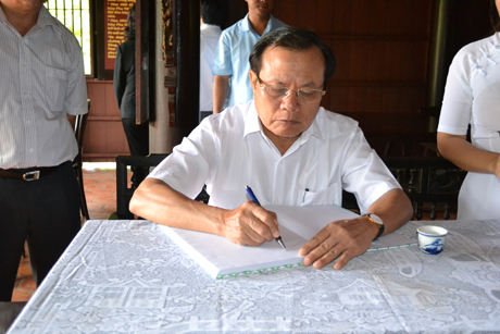 Bí thư Thành ủy TP. Hà Nội viết vào sổ lưu niệm tại đền thờ bà Nguyễn Thị Thập