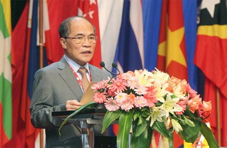 Chủ tịch Quốc hội Nguyễn Sinh Hùng dự và phát biểu tại Phiên họp toàn thể thứ nhất AIPA-35. Ảnh: Nhan Sáng/TTXVN