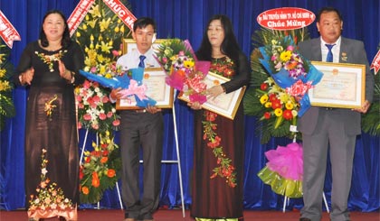 Bà Trần Kim Mai trao Bằng công nhận Chiến sĩ thi đua cấp tỉnh cho các cá nhân.