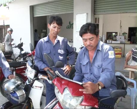 Đội Honda chở khách phòng, chống tội phạm xã An Hữu với công việc kiếm sống thường ngày tại bãi đỗ xe.