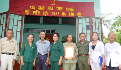 Bàn giao nhà tình nghĩa tại nhà ông xã Tân Lập, huyện Tân Phước, tỉnh Tiền Giang.