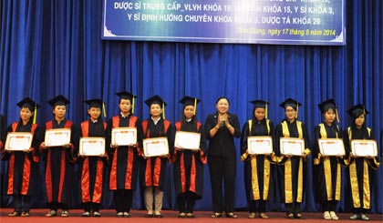Bà Trần Kim Mai trao giấy khen cho các học sinh giỏi tiêu biểu của trường.