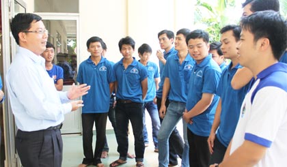 Anh Trần Thanh Nguyên, Bí thư Tỉnh đoàn đến thăm các bạn SVTN tham gia chiến dịch tại các mặt trận.