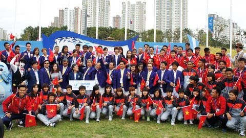 Các thành viên đoàn thể thao Việt nam đang thể hiện sự quyết tâm giành thình tích cao tại lễ thượng cờ. Ảnh: Tuấn Thành
