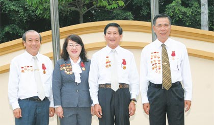 Ông Hồ Kinh Kha (bìa phải) và BGĐ Công ty TNHH MTV XSKT Tiền Giang.