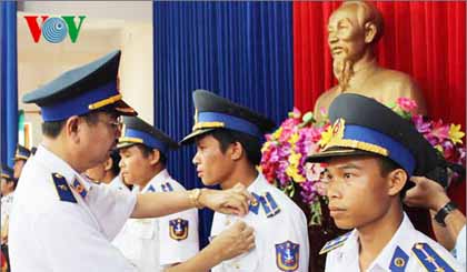 Thiếu tướng Nguyễn Văn Tương gắn huy hiệu 
