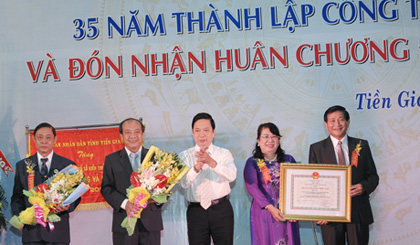 Bí thư Tỉnh ủy Trần Thế Ngọc trao Huân chương Độc lập hạng 3 cho tập thể lãnh đạo của Công ty.