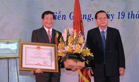 Chủ tịch UBND tỉnh Nguyễn Văn Khang trao Bằng khen của Thủ tướng Chính phủ cho ông Lý Minh Ân.