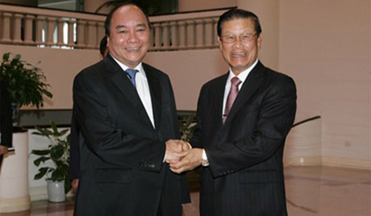 Phó Thủ tướng Nguyễn Xuân Phúc và Phó Thủ tướng Lào Somsavath Lengsavad. Ảnh: VGP/Lê Sơn