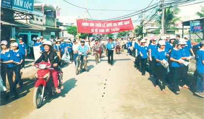 Thanh niên thị trấn Vàm Láng tuyên truyền về bảo vệ môi trường.