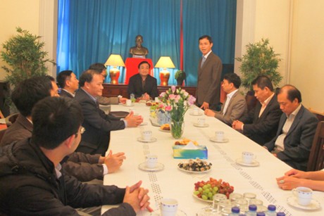 Phó Thủ tướng Hoàng Trung Hải thăm Đại sứ quán Việt Nam tại Hà Lan. Ảnh: VGP/Nguyên Linh