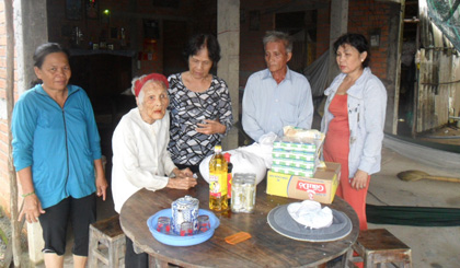Tổ từ thiện đến thăm và tặng quà cho gia đình bà Lê Thị Lành.