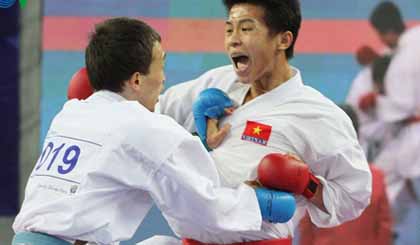 Nguyễn Thanh Duy (đai đỏ) đánh bại đối thủ Kazakhstan để giành HCĐ. (Ảnh: Trọng Phú)