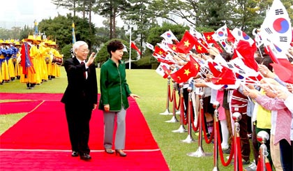 Tổng thống Hàn Quốc Park Geun-hye và Tổng Bí thư Nguyễn Phú Trọng tại Lễ đón.  Ảnh: Trí Dũng/TTXVN