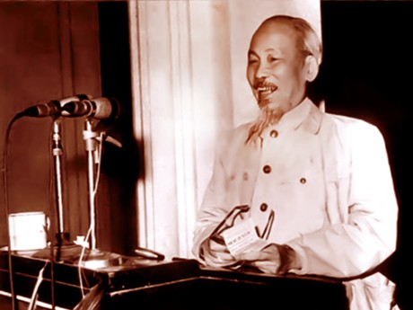  Chủ tịch Hồ Chí Minh tại Hội nghị sơ kết cuộc vận động xây dựng chi bộ Đảng “bốn tốt” ở ngoại thành Hà Nội (ngày 18.12.1964). Ảnh: Tư Liệu