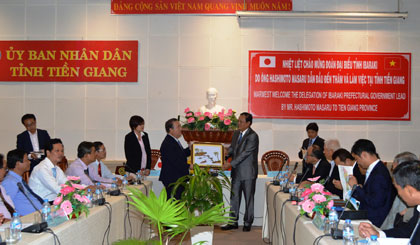 Ông Lê Văn Nghĩa, Phó Chủ tịch UBND tỉnh trao quà lưu niệm của tỉnh cho Thống đốc Hashimoto Masaru