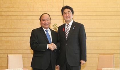 Phó Thủ tướng Nguyễn Xuân Phúc hội kiến Thủ tướng Nhật Bản Shinzo Abe. Ảnh: VGP/Lê Sơn