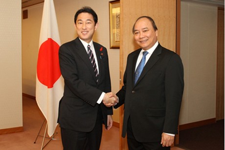 Phó Thủ tướng Nguyễn Xuân Phúc và Bộ trưởng Ngoại giao Nhật Bản Kishida Fumio. Ảnh: VGP/Lê Sơn