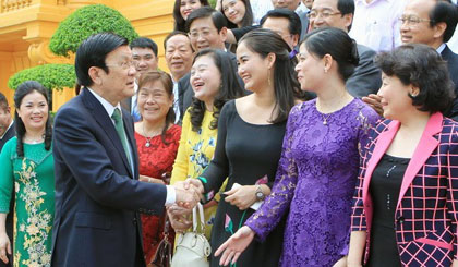 Chủ tịch nước Trương Tấn Sang với các doanh nhân Việt Nam tiêu biểu. Ảnh: Nguyễn Khang/TTXVN