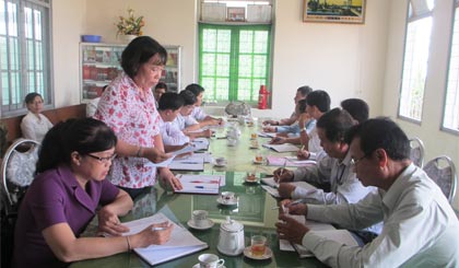 Bà Nguyễn Thị Đang, Phó Giám đốc Sở Tư pháp phát biểu góp ý  công tác kiểm soát TTHC tại UBND xã Bình Đức, huyện Châu Thành. 