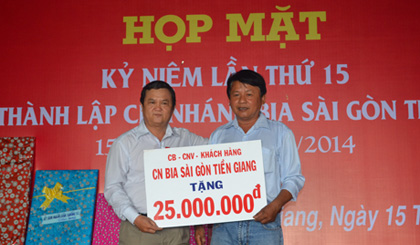 Đại diện Chi nhánh Bia Sài Gòn tại Tiền Giang trao tiền hỗ trợ cho nhân viên Cty Giao nhận và Vận tải Bia Sài Gòn gặp khó khăn.